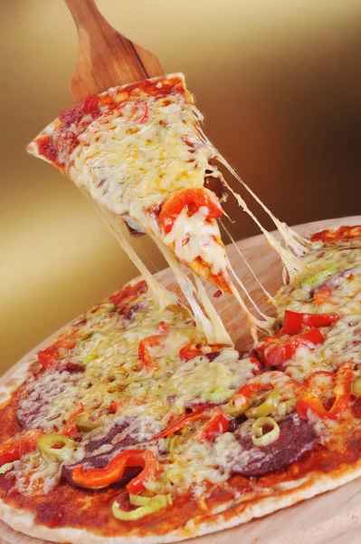 Pizza recién horneada — Foto de Stock