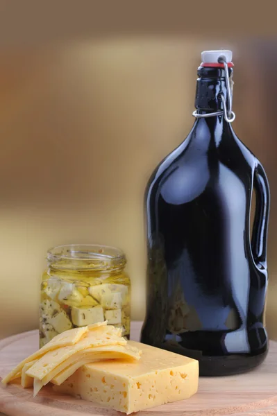 酒瓶和奶酪 — 图库照片