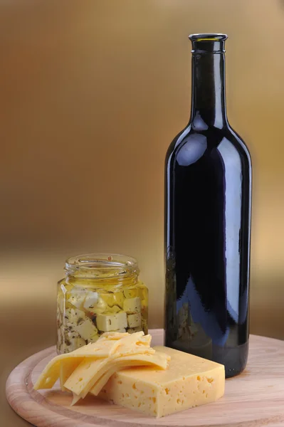 Botella de vino y queso — Foto de Stock