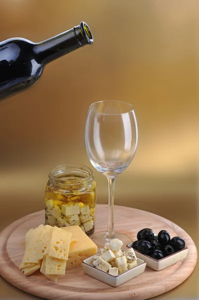 Botella de vino y queso —  Fotos de Stock