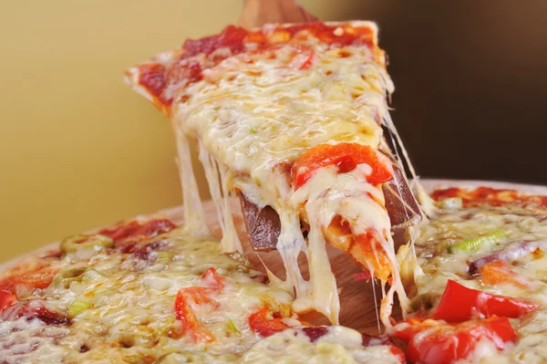 Pizza recién horneada —  Fotos de Stock