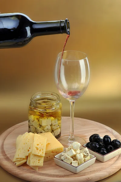 Botella de vino y queso —  Fotos de Stock