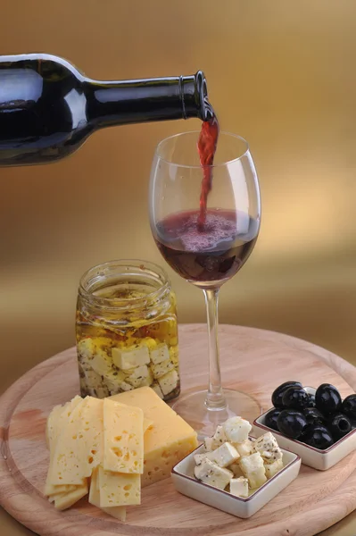 Вино бутылка и сыр — стоковое фото