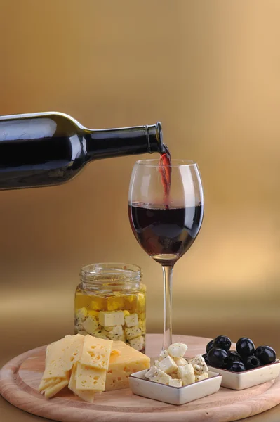 Şarap şişesi ve peynir — Stok fotoğraf