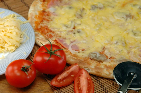 Pizza deitada na mesa — Fotografia de Stock