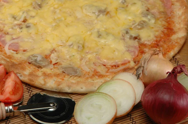 Smakelijke pizza op plaat — Stockfoto