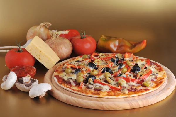 Ízletes pizza a lemez — Stock Fotó