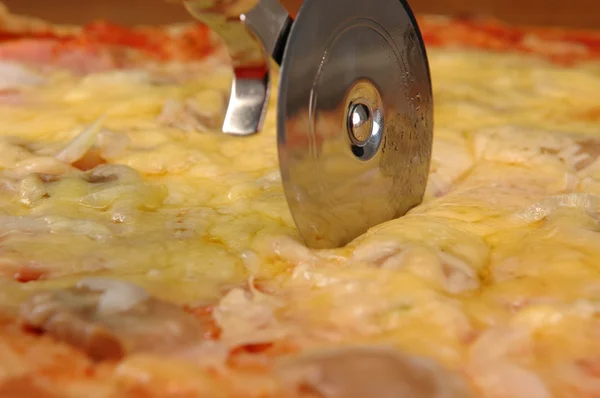 Pizza bıçak kesim pizza — Stok fotoğraf