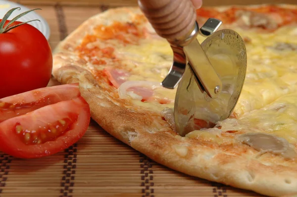 Pizza blade cutting pizza — Stock Fotó