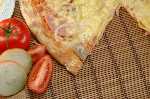 プレートにおいしいピザ — ストック写真