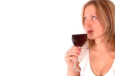 Genç bir kadın bir kadeh şarapla