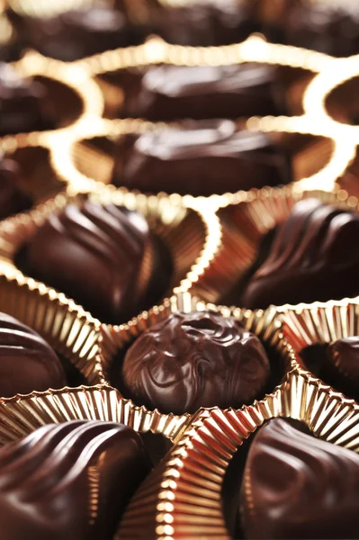 Guldfolie låda med choklad — Stockfoto