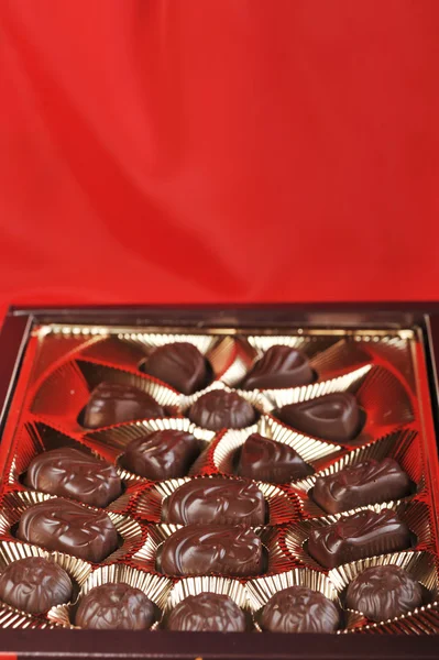Chocolats sur rouge — Photo