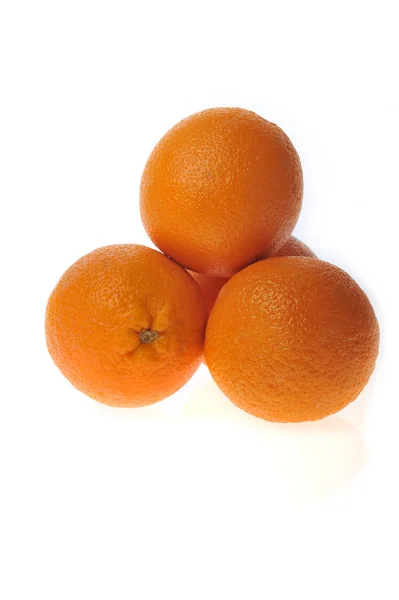 Três laranjas isoladas em branco — Fotografia de Stock
