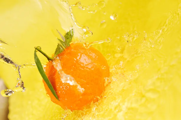 Tangerine and water splashes — Stock Photo, Image