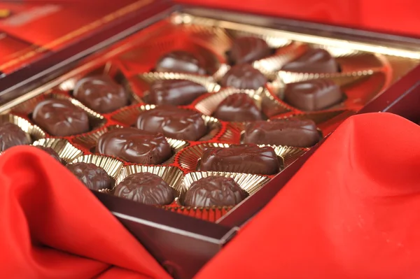 Chocolade op rood — Stockfoto