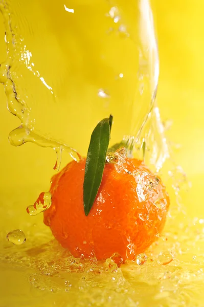 Tangerine et éclaboussures d'eau — Photo