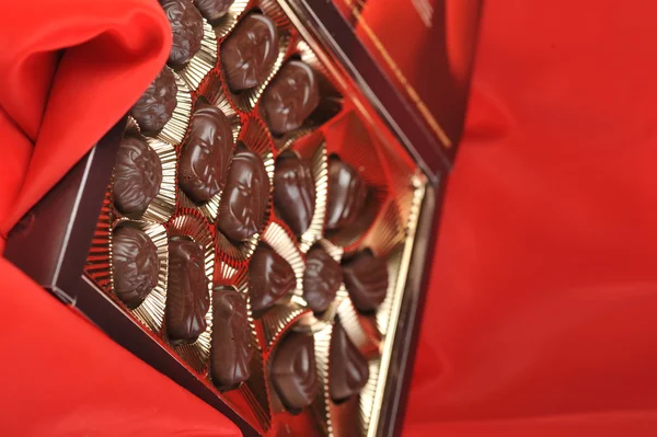 Шоколад на червоне — стокове фото