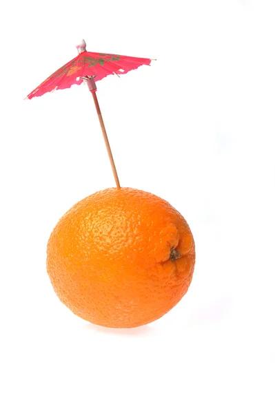 Апельсин с зонтиком — стоковое фото
