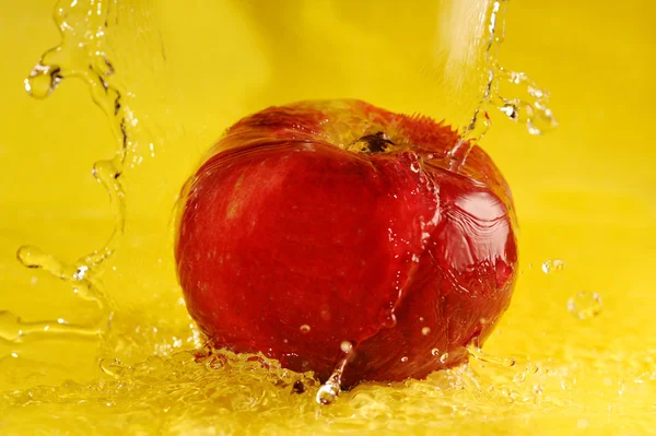 Πιτσιλιές μήλων και νερό — Φωτογραφία Αρχείου