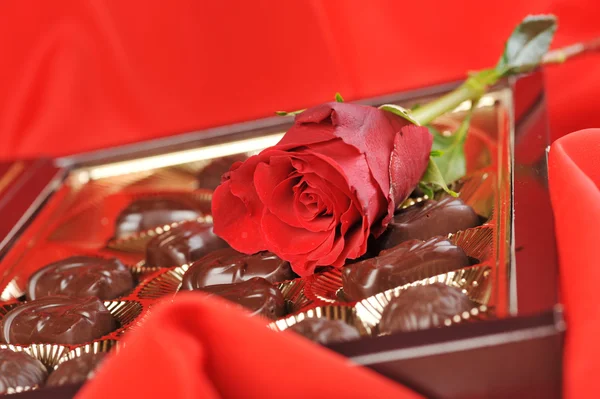 Chokolade og steg på rød - Stock-foto