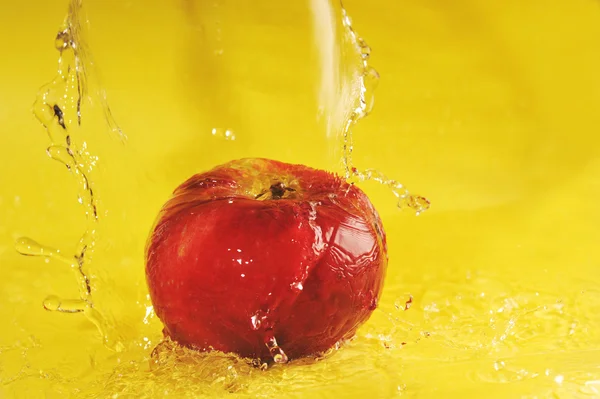 Apple and water splashes — Stock Photo, Image