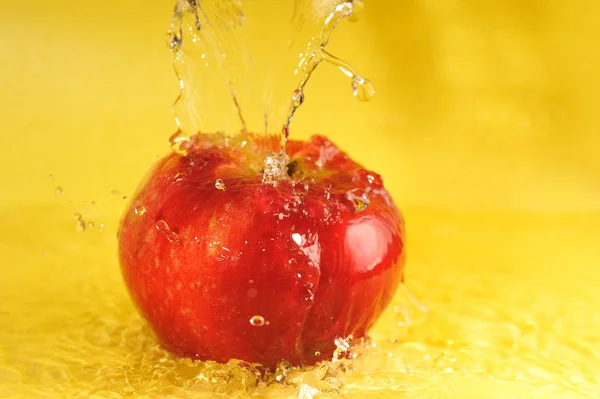 リンゴと水の飛沫 — ストック写真