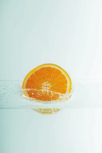 Portakal ve su — Stok fotoğraf