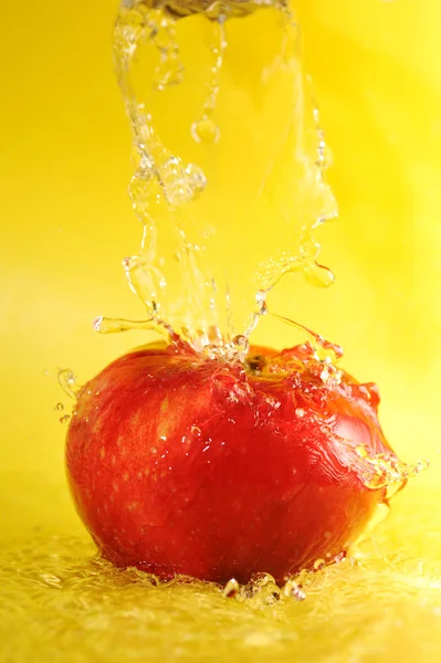 Pommes et éclaboussures d'eau — Photo