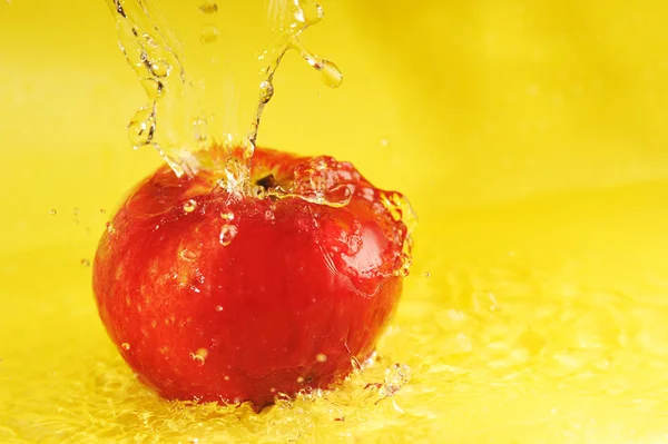 Apfel- und Wasserspritzer — Stockfoto