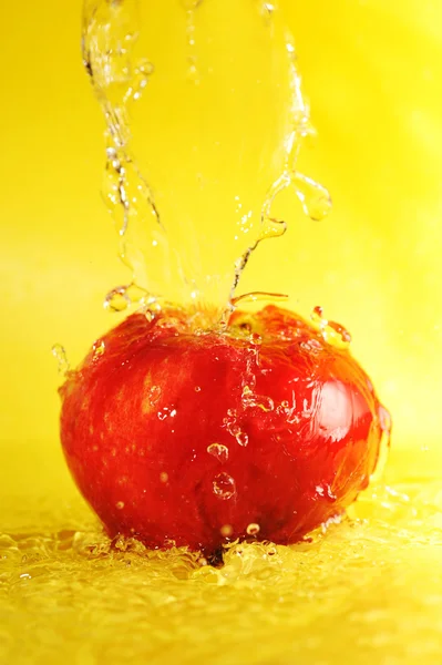 Apple and water splashes — Stock Photo, Image
