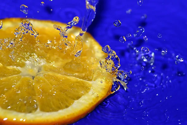 Kapky vody na plátky pomeranče — Stock fotografie