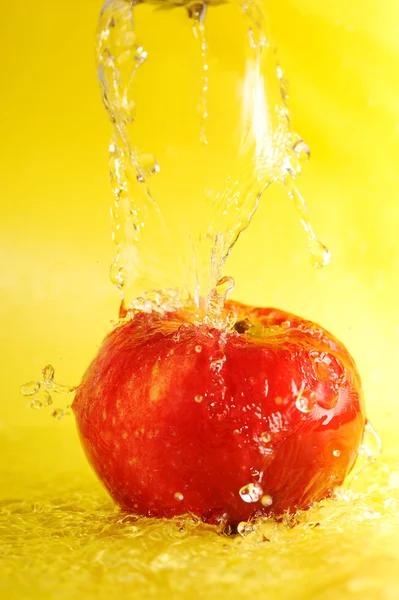 Apple і води бризки — стокове фото