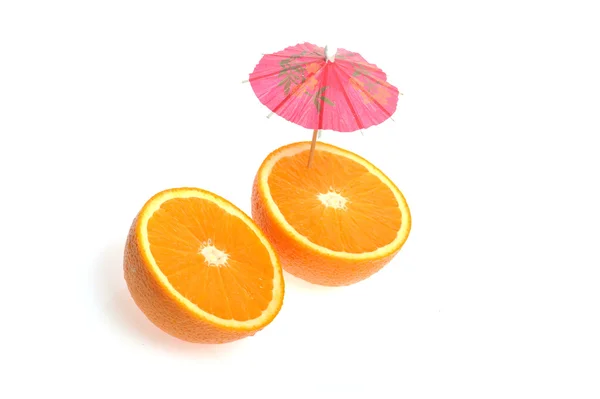 Plasterki pomarańczy z koktajl parasol — Zdjęcie stockowe