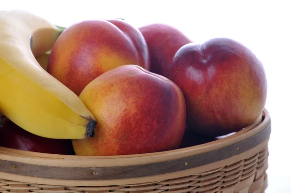 Mand met verschillende vruchten — Stockfoto