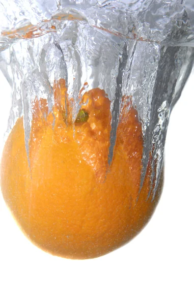 Gocce d'arancia in acqua — Foto Stock