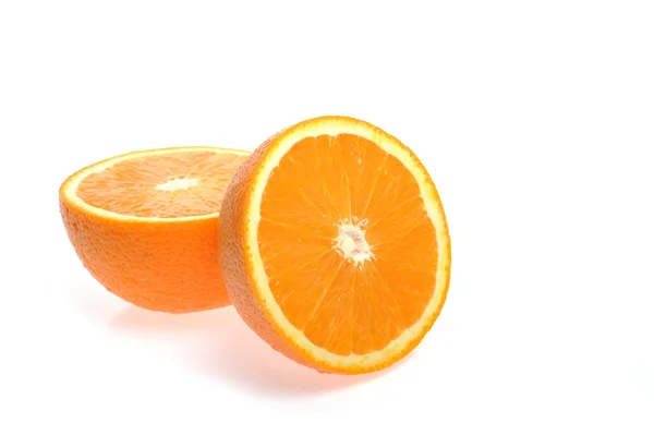 Нарезанный апельсин на белом — стоковое фото