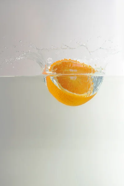 Oranje aangaan van water — Stockfoto