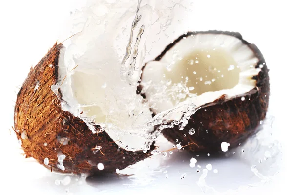 Расколотый кокос с брызгами — стоковое фото