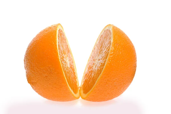 Нарезанный апельсин изолирован на белом — стоковое фото