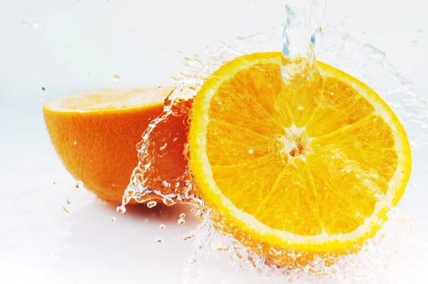 Апельсин с плесенью — стоковое фото