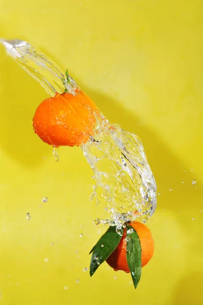 Duas tangerinas e salpicos de água — Fotografia de Stock