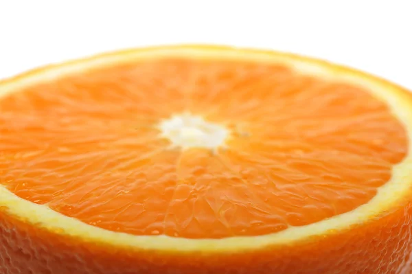 Нарезанный апельсин изолирован на белом — стоковое фото