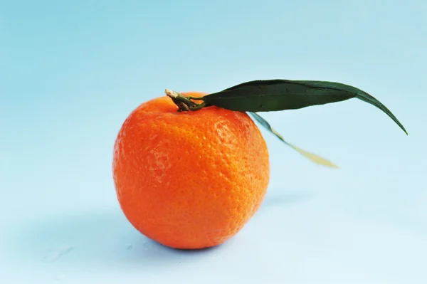 Tangerine met bladeren — Stockfoto