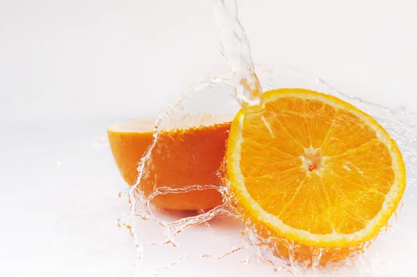 Cortado naranja con salpicadura — Foto de Stock