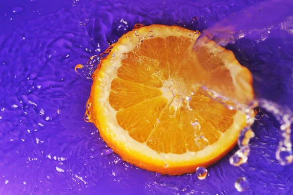 多汁橙和溅 — 图库照片