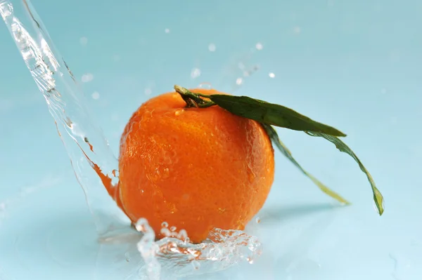 Salpicaduras de mandarina y agua — Foto de Stock