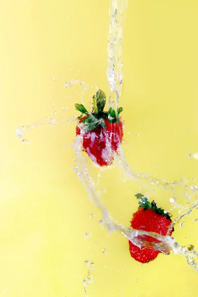 Morango cai com água — Fotografia de Stock