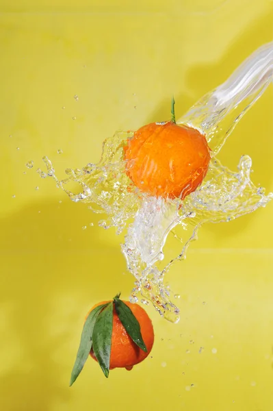 Két mandarint, és fröccsenő víz — Stock Fotó