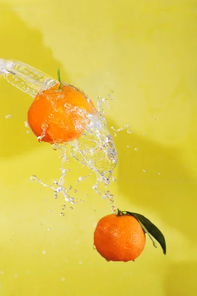 Två tangeriner och vattenstänk — Stockfoto